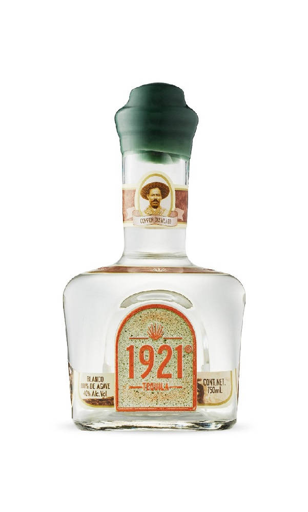 drinks 桌布 壁紙 — 一個透明玻璃瓶的1921年龍舌蘭酒，綠色瓶蓋，復古標籤上有一個戴闊邊帽的男人。