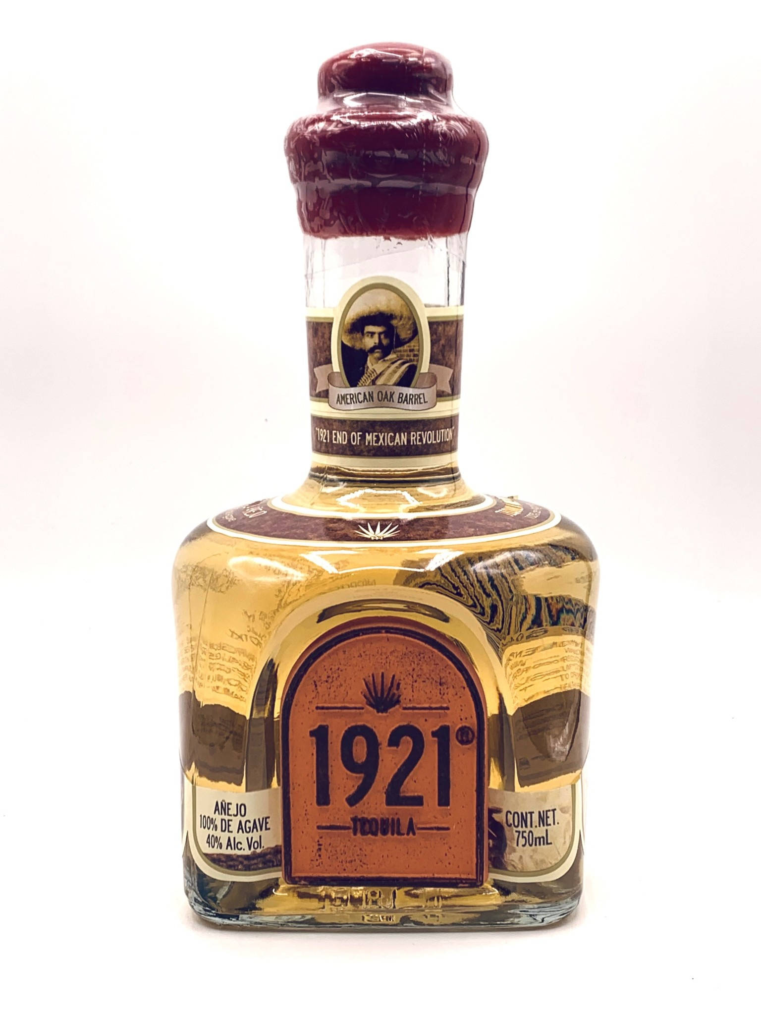 drinks 桌布 壁紙 — 一個透明玻璃瓶的1921龍舌蘭酒，裝有琥珀色液體和紅色蠟封蓋，背景為白色。