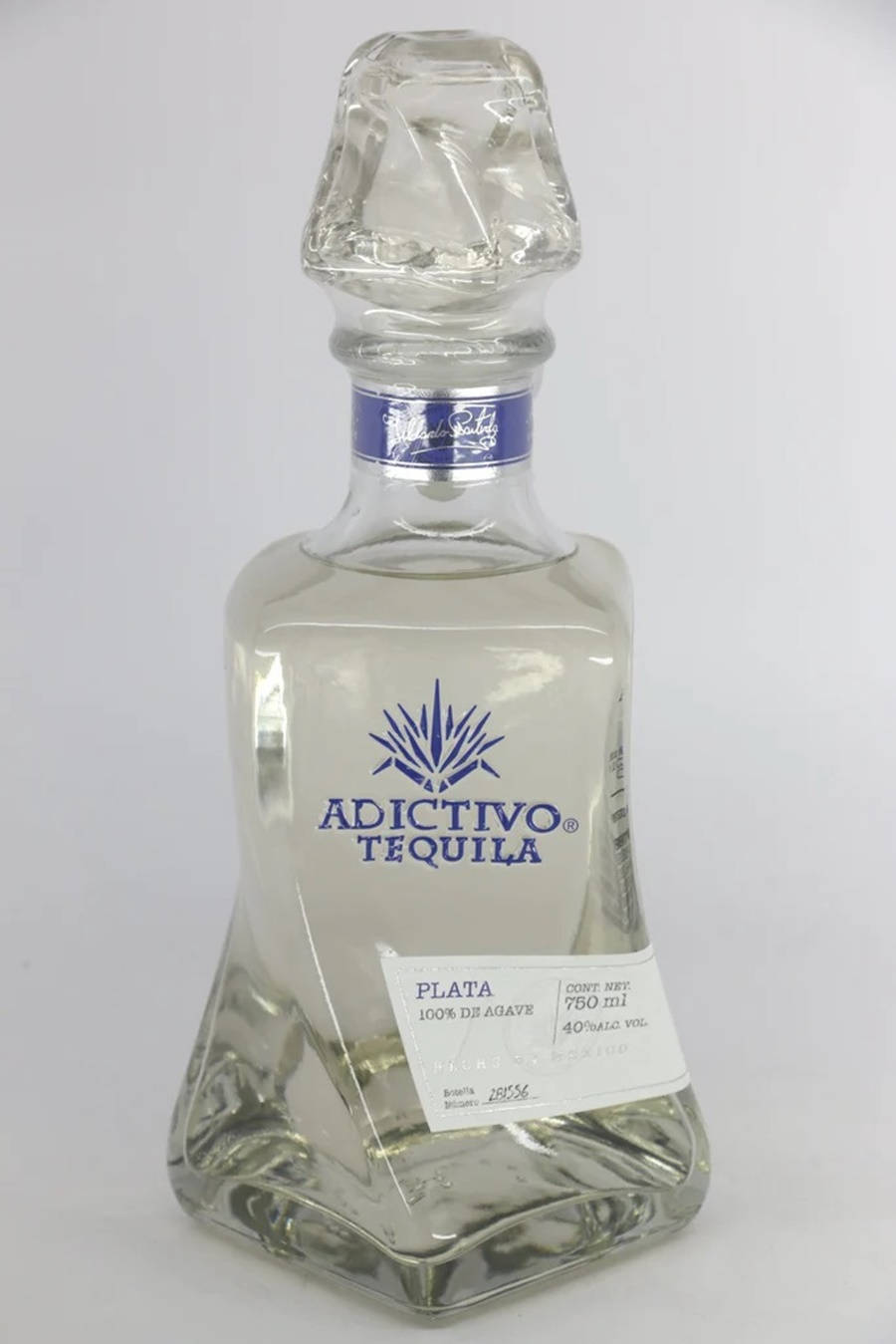 筆電 桌布 壁紙 — 一個透明玻璃瓶的Adictivo Plata龍舌蘭酒，帶有刻面瓶塞和藍色標籤，立在純白色背景前。