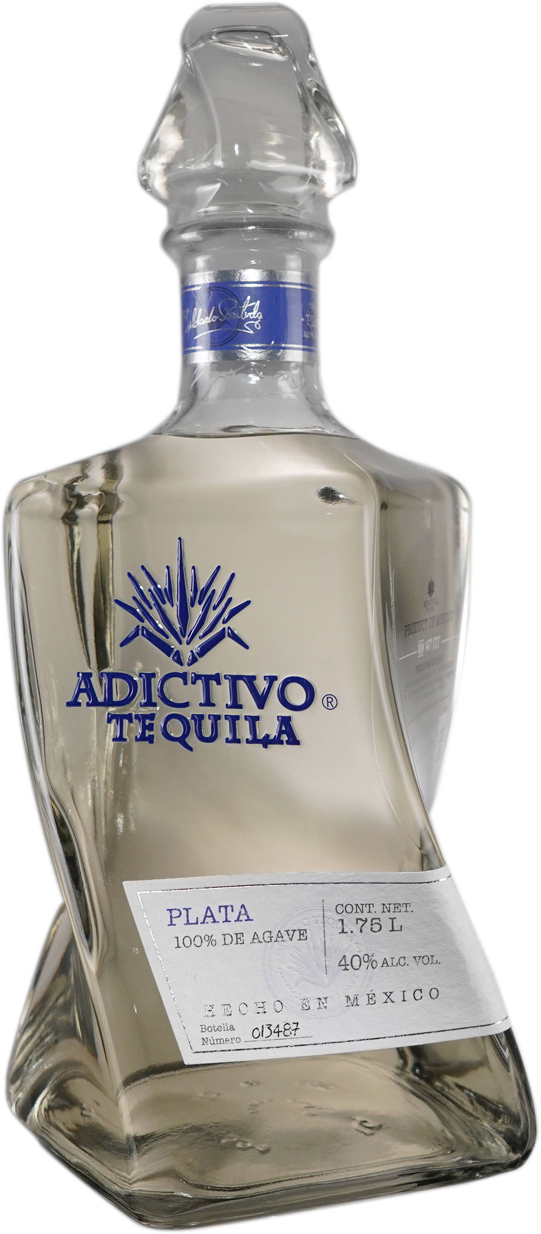 高清 桌布 壁紙 — 一個透明玻璃瓶的Adictivo Tequila Plata，帶有藍色品牌和標籤細節，背景為白色。
