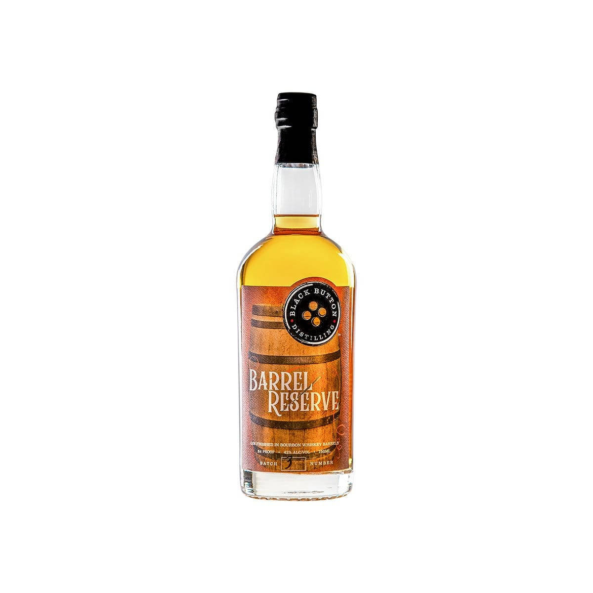 alcohol 桌布 壁紙 — 一個透明玻璃瓶的Black Button Distillery Barrel Reserve威士忌，帶有琥珀色液體和木桶標籤，背景為白色。