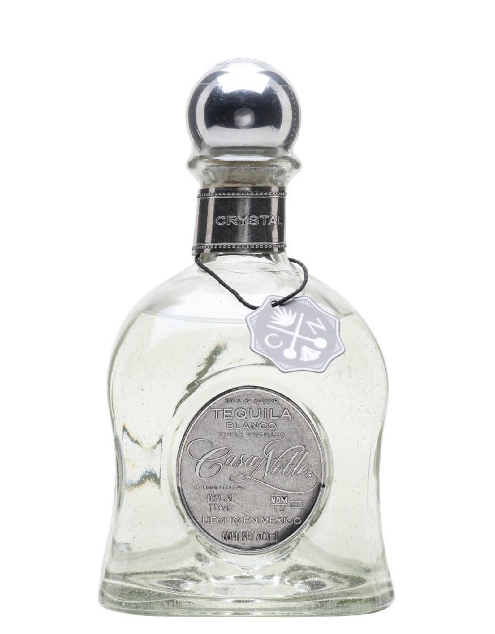 Tequila 桌布 壁紙 — 一個透明玻璃瓶的Casa Noble Crystal Tequila Blanco，帶有銀色瓶蓋和標籤，置於白色背景前。