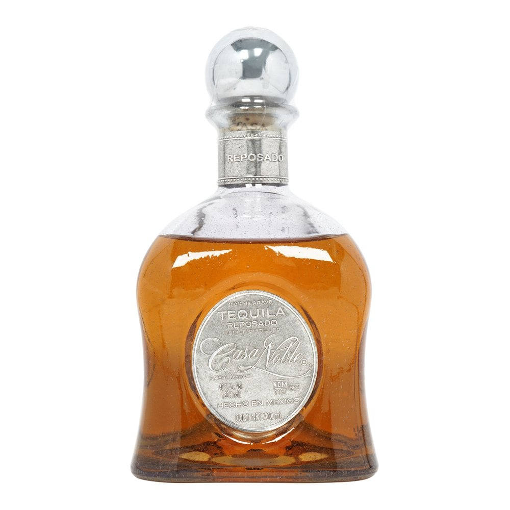 Tequila 桌布 壁紙 — 一個透明玻璃瓶的Casa Valle Reposado龍舌蘭酒，裝有琥珀色液體和銀色瓶蓋，背景為白色。
