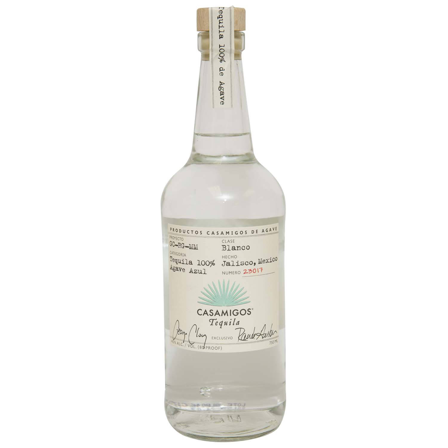 bottle 桌布 壁紙 — 一個透明玻璃瓶的Casamigos Blanco龍舌蘭酒，配有木蓋和極簡標籤，背景為白色。