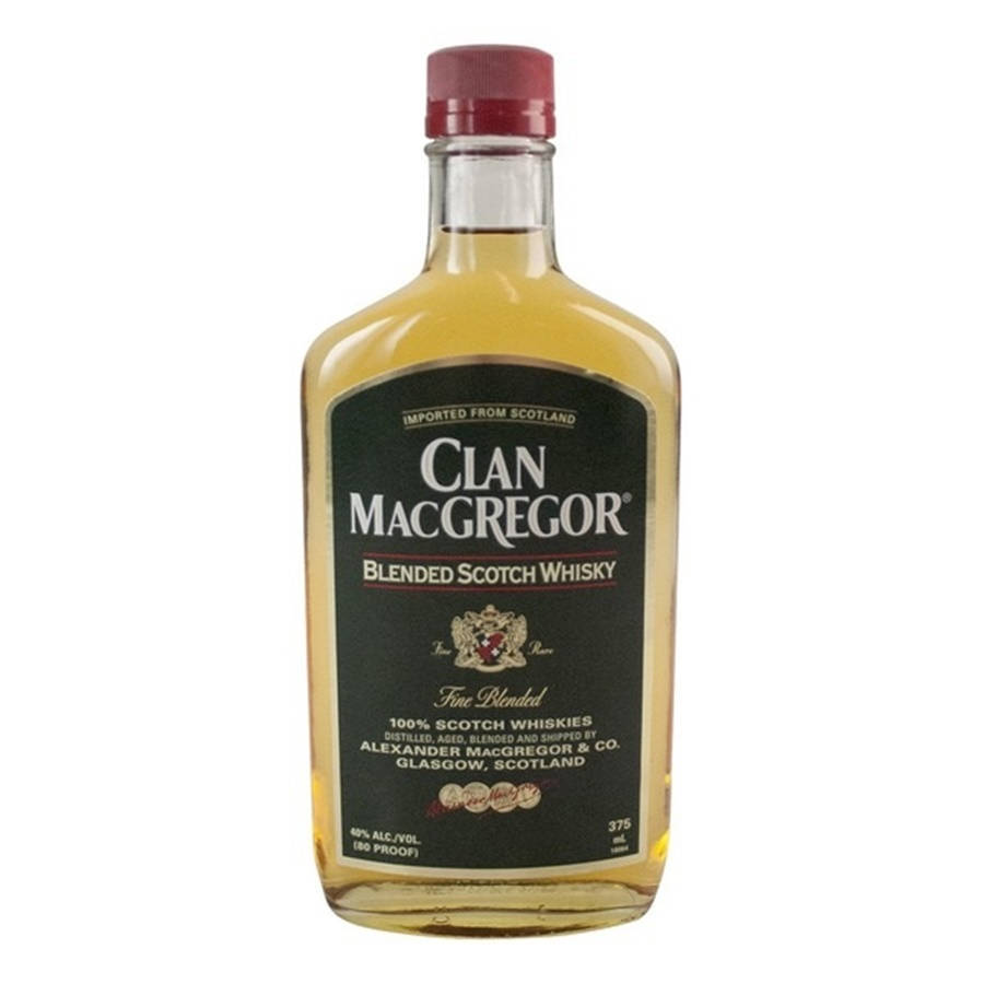 Whiskey 桌布 壁紙 — 一個透明玻璃瓶的Clan MacGregor調和蘇格蘭威士忌，裝有琥珀色液體和紅色瓶蓋，背景為白色。