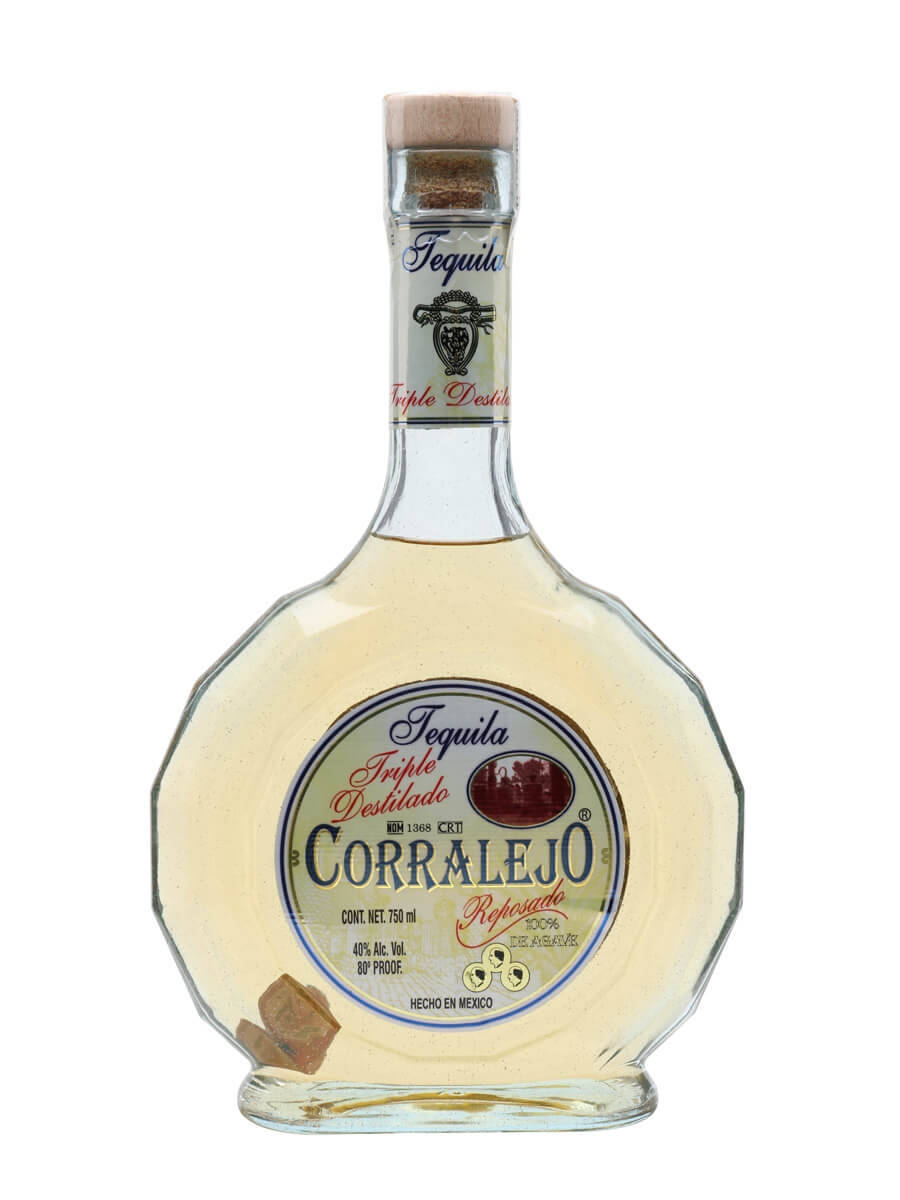 bottle 桌布 壁紙 — 一個透明玻璃瓶的Corralejo Reposado龍舌蘭酒，帶有琥珀色液體和軟木塞，背景為白色。