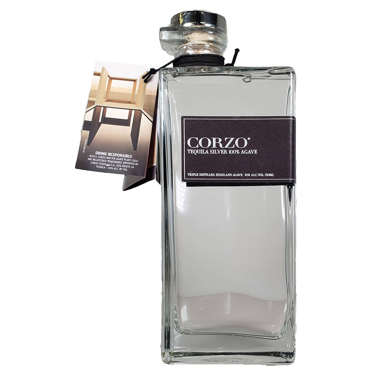 黑色 桌布 壁紙 — 一個透明玻璃瓶的Corzo Tequila Silver 100% Agave，帶有深色標籤和附上的標籤，背景為白色。
