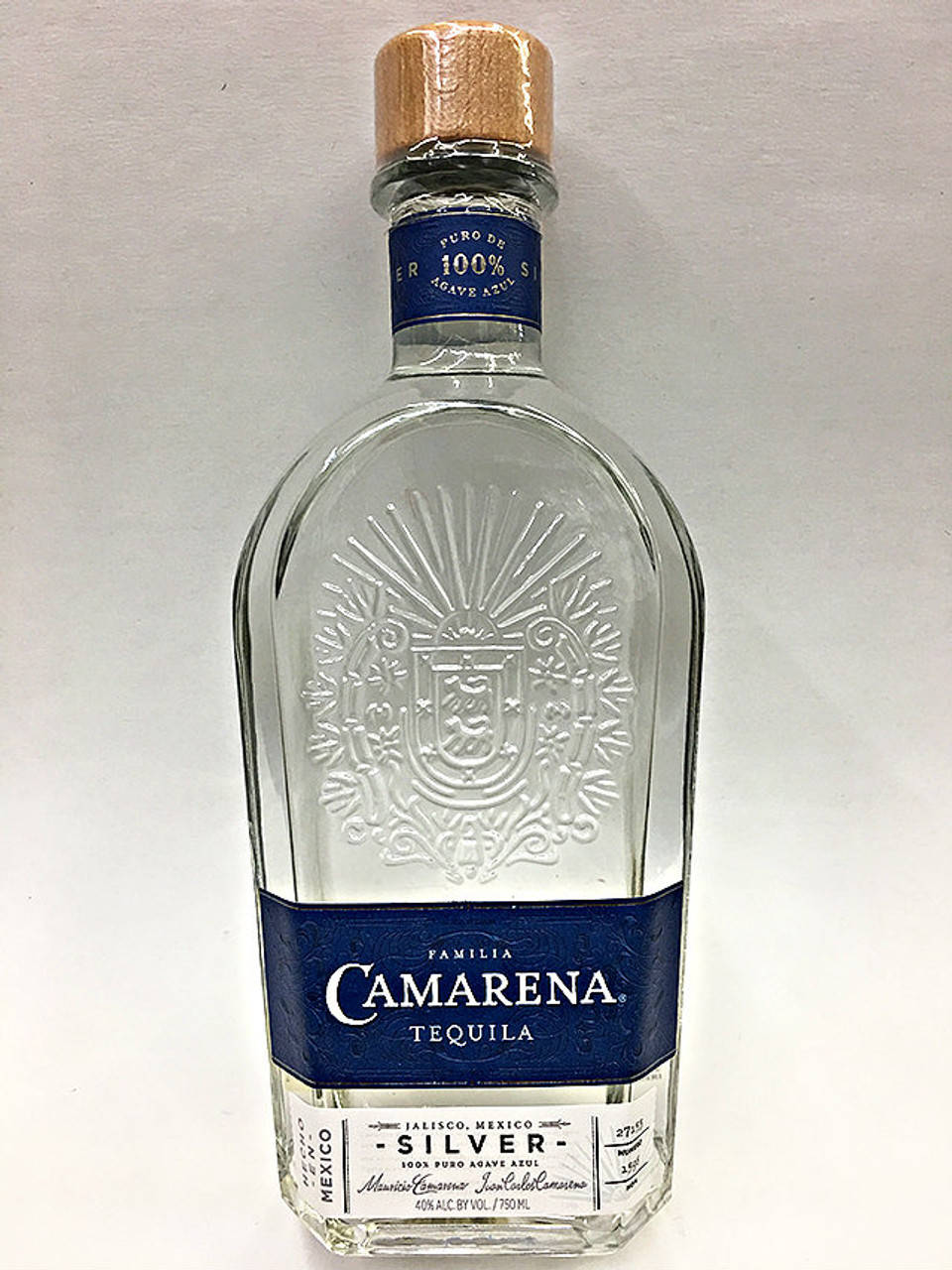 Tequila 桌布 壁紙 — 一個透明玻璃瓶的Familia Camarena Silver Tequila，帶有藍色標籤和軟木塞，置於純白背景上。