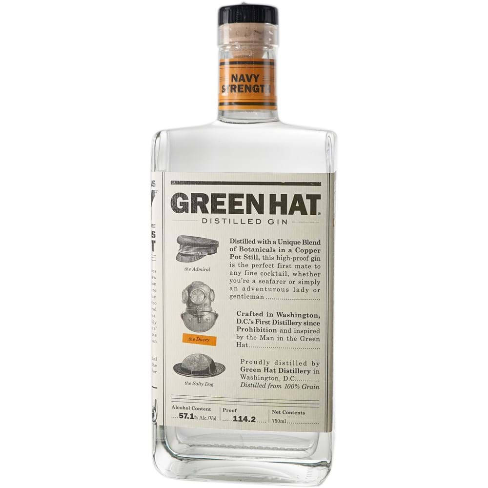 alcohol 桌布 壁紙 — 一個透明玻璃瓶的Green Hat Distilled Gin，帶有復古標籤，上面有海軍帽和粗體字體，背景為白色。
