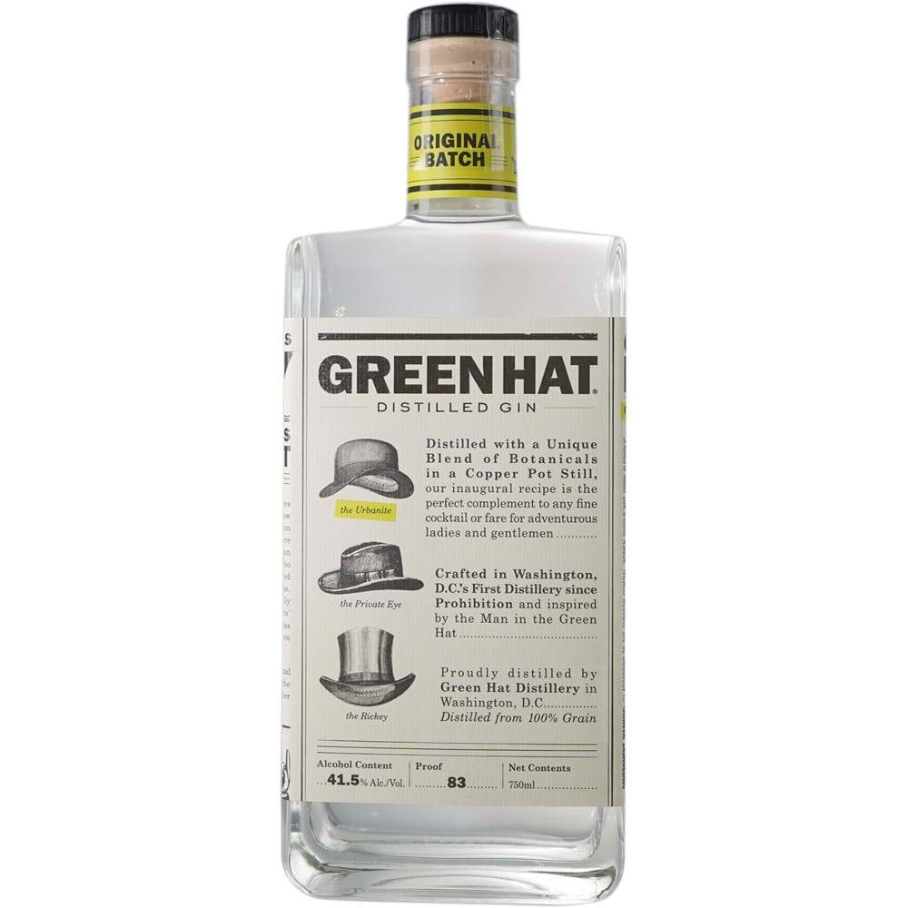 alcohol 桌布 壁紙 — 一個透明玻璃瓶的Green Hat Distilled Gin，帶有復古標籤，上面有三個插圖帽子和粗體字體。