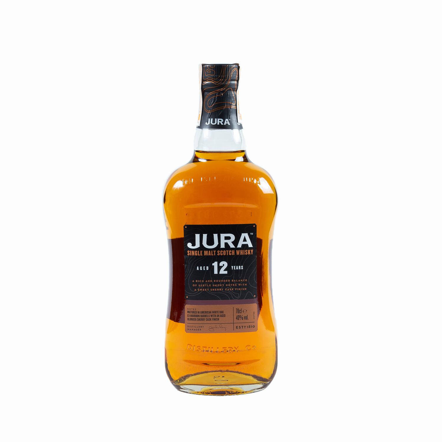 高清 桌布 壁紙 — 一個透明玻璃瓶的Jura 12年單一麥芽蘇格蘭威士忌，帶有琥珀色液體和黑色標籤，背景為白色。