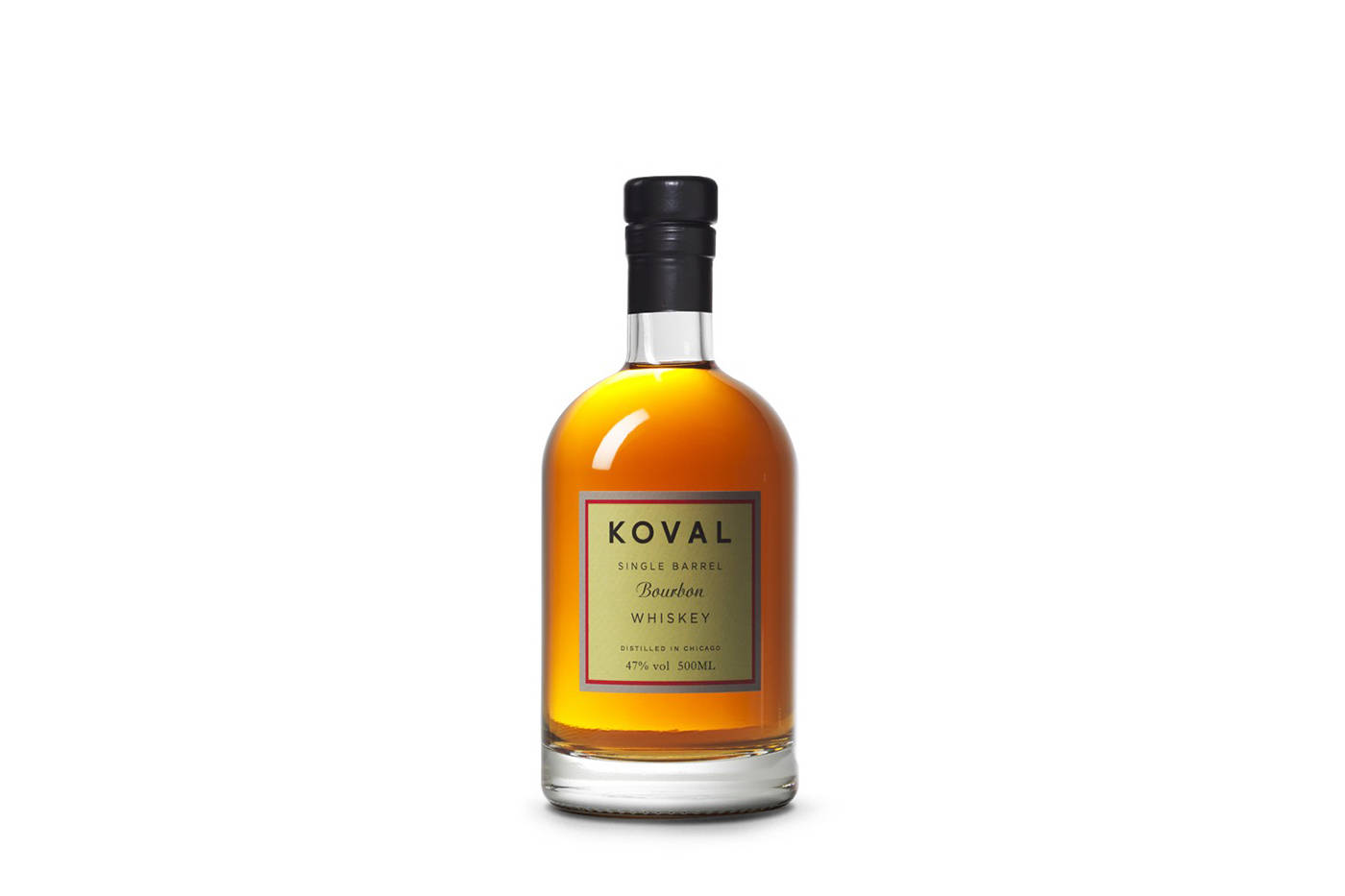 drinks 桌布 壁紙 — 一個透明玻璃瓶的Koval Single Barrel Bourbon威士忌，裝有琥珀色液體和黑色瓶蓋，在純白背景中置中展示。