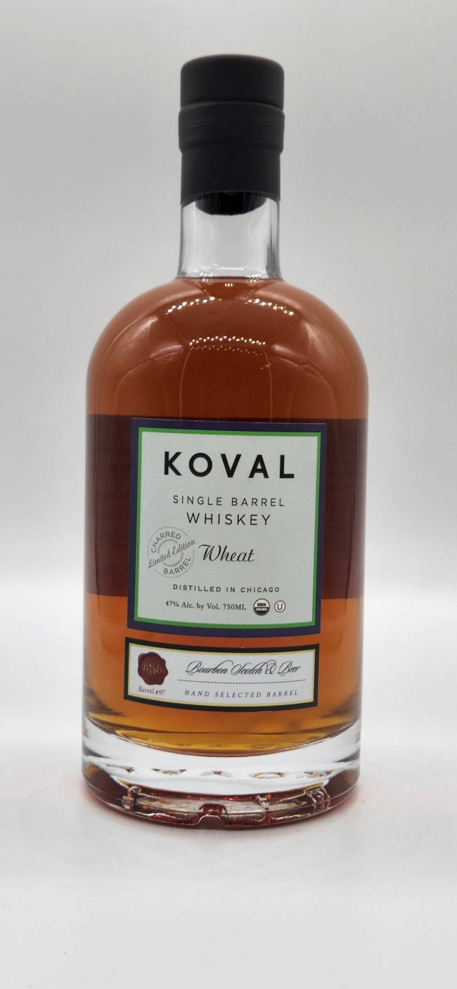 drinks 桌布 壁紙 — 一個透明玻璃瓶的Koval Single Barrel Wheat Whiskey，琥珀色液體和黑色瓶蓋，純白色背景。