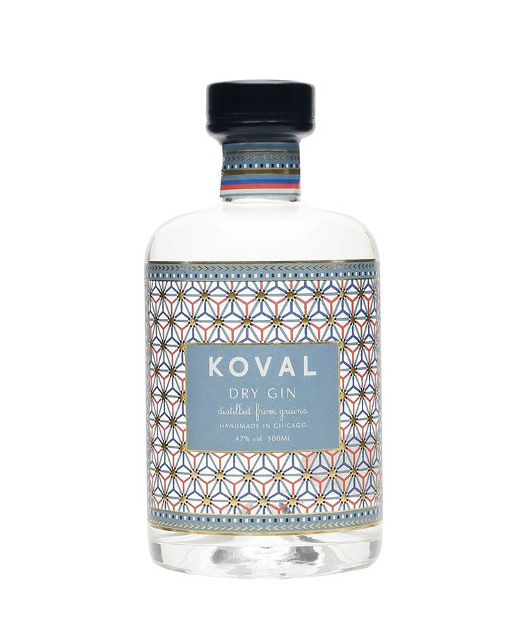 drinks 桌布 壁紙 — 一個透明玻璃瓶的Koval乾氈酒，帶有複雜幾何圖案標籤和黑色瓶蓋，背景為白色。