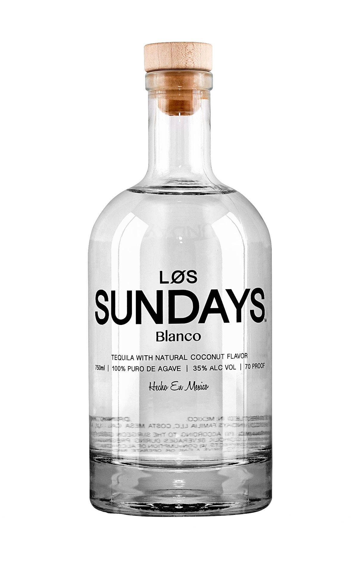 bottle 桌布 壁紙 — 一個透明玻璃瓶的Los Sundays Blanco龍舌蘭酒，帶有天然椰子風味和木塞，背景為白色。