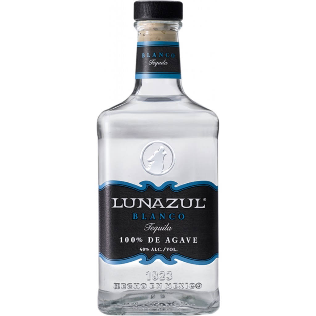 alcohol 桌布 壁紙 — 一個透明玻璃瓶的Lunazul Blanco龍舌蘭酒，帶有黑色和藍色標籤，立在純白色背景前。