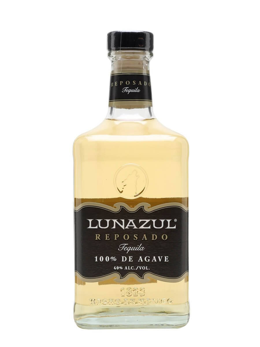 alcohol 桌布 壁紙 — 一個透明玻璃瓶的Lunazul Reposado龍舌蘭酒，裝有金色液體和黑色標籤，背景為白色。