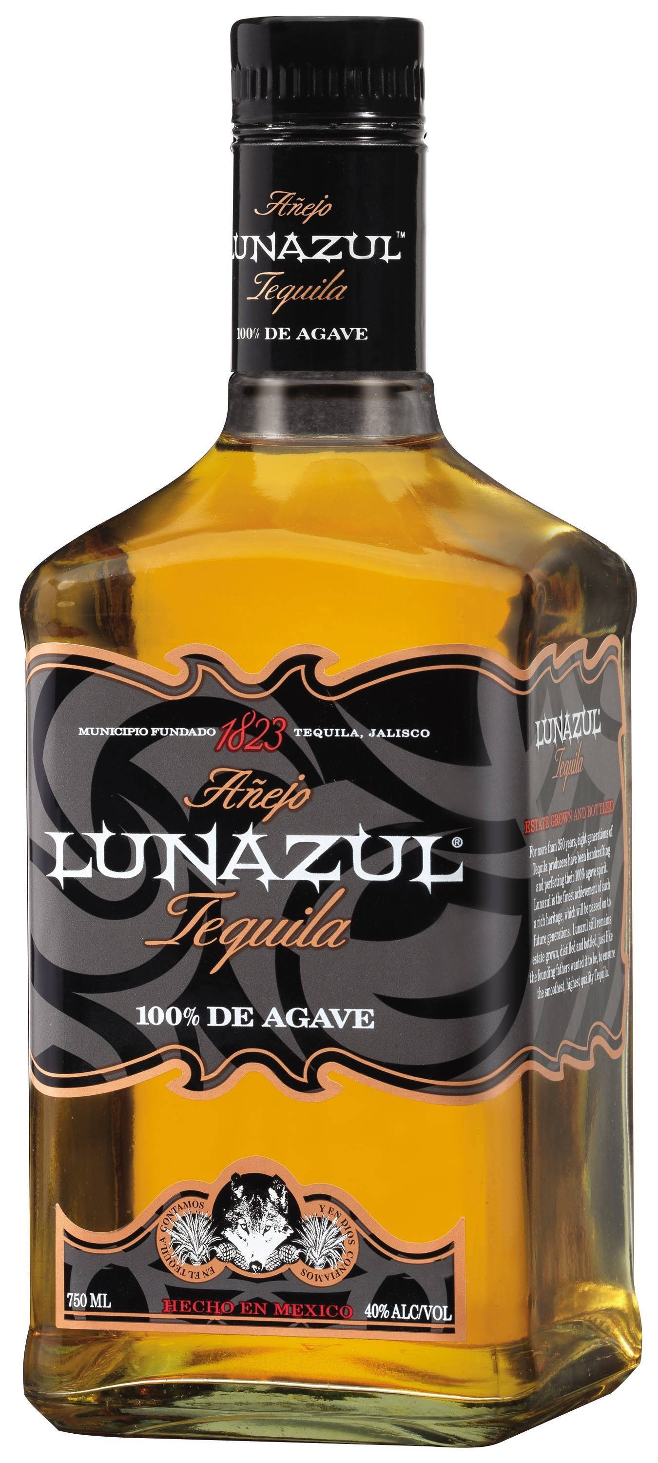 alcohol 桌布 壁紙 — 一個透明玻璃瓶的Lunazul龍舌蘭酒，帶有黑色標籤和琥珀色液體，立在白色背景前。