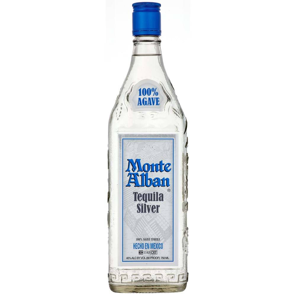 Drink 桌布 壁紙 — 一個透明玻璃瓶的Monte Alban Tequila Silver，帶有藍色瓶蓋和標籤，立在純白色背景前。