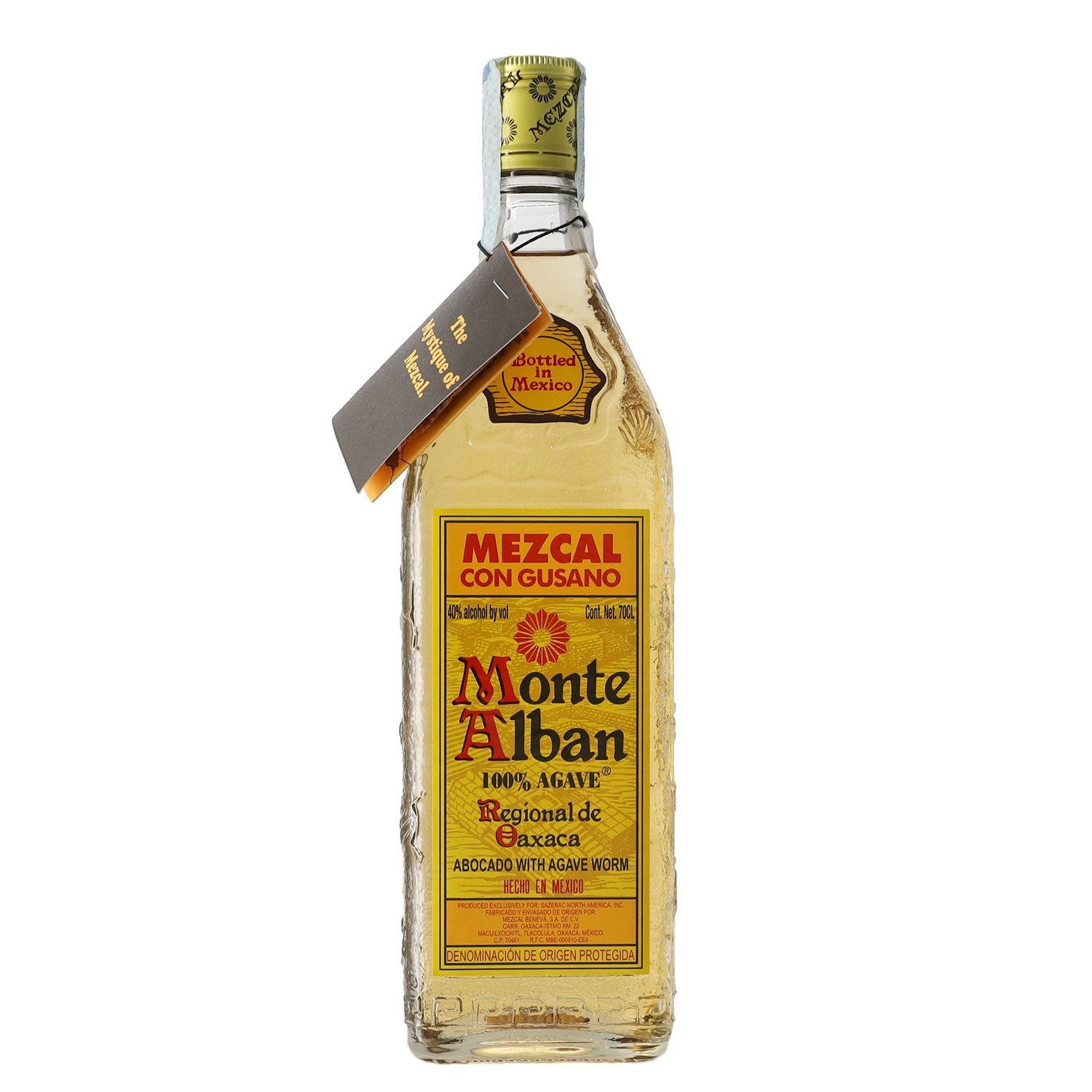 Drink 桌布 壁紙 — 一個透明玻璃瓶的Monte Alban Mezcal con Gusano，帶有金色標籤和蠕蟲標籤，背景為白色。