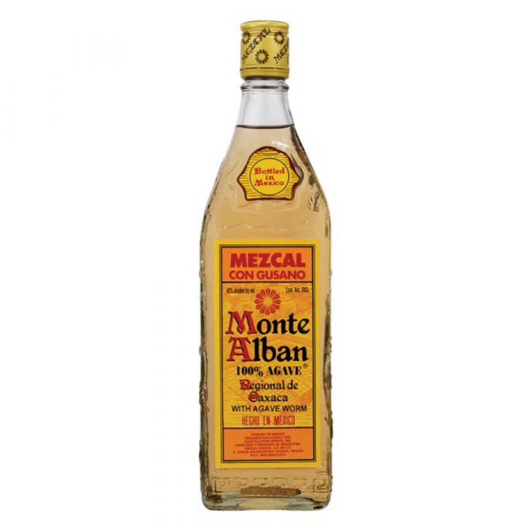 Drink 桌布 壁紙 — 一個透明玻璃瓶的Monte Alban Mezcal con Gusano，帶有龍舌蘭蟲和黃色標籤，立在白色背景前。
