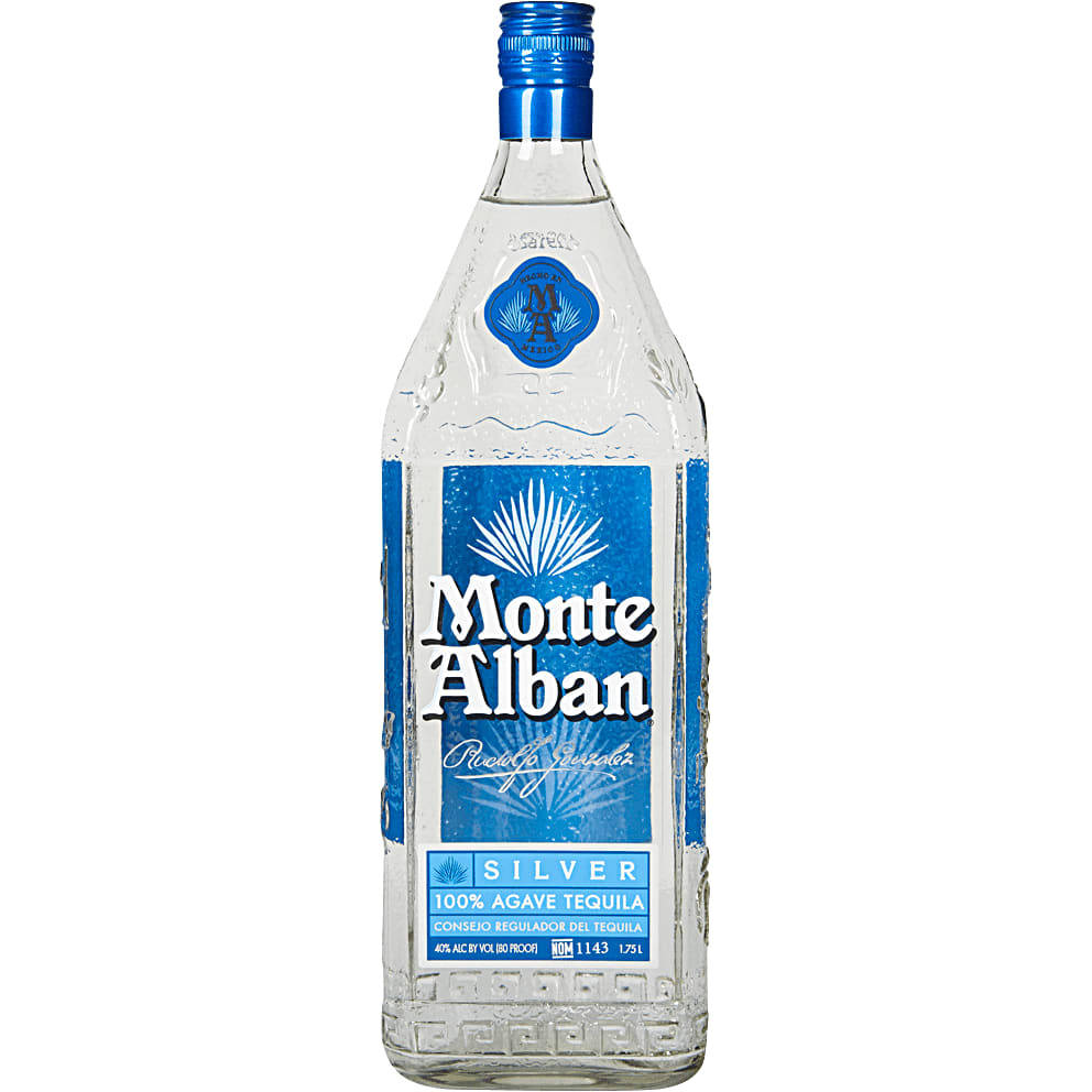 Drink 桌布 壁紙 — 一個透明玻璃瓶的Monte Alban Silver Tequila，帶有藍色標籤和瓶蓋，立在白色背景前。