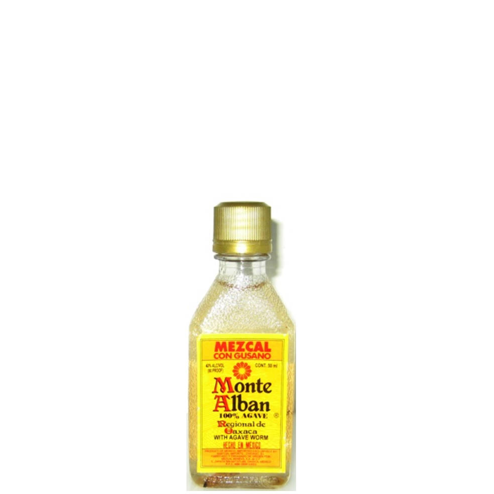Drink 桌布 壁紙 — 一個透明玻璃瓶的Monte Alban梅斯卡爾酒，帶有龍舌蘭蟲和金色瓶蓋，背景為純白色。