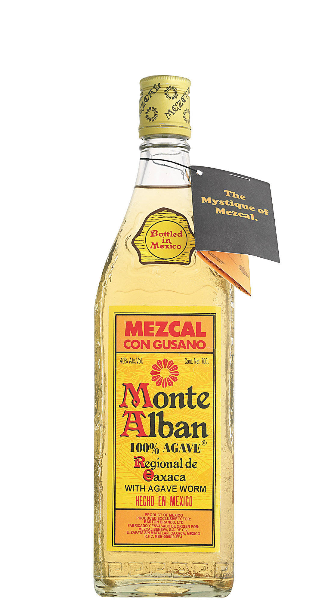 Drink 桌布 壁紙 — 一個透明玻璃瓶的Monte Alban梅斯卡爾酒，帶有龍舌蘭蟲和黃色標籤，背景為白色。