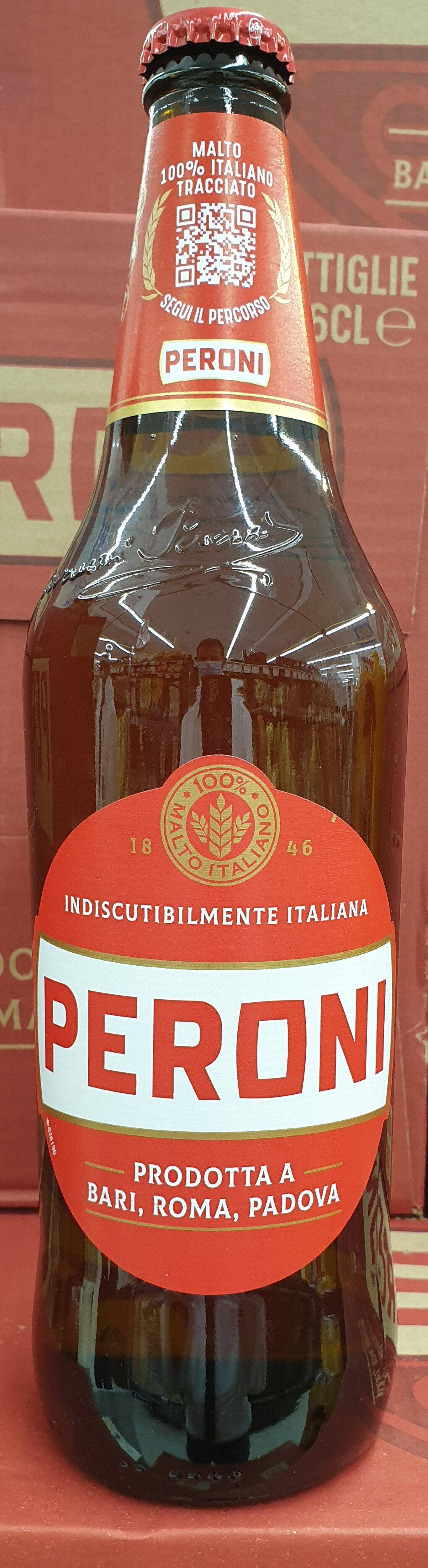 Beer 桌布 壁紙 — 一個透明玻璃瓶的Peroni啤酒，帶有紅色標籤和金色點綴，直立於模糊的紅色背景前。