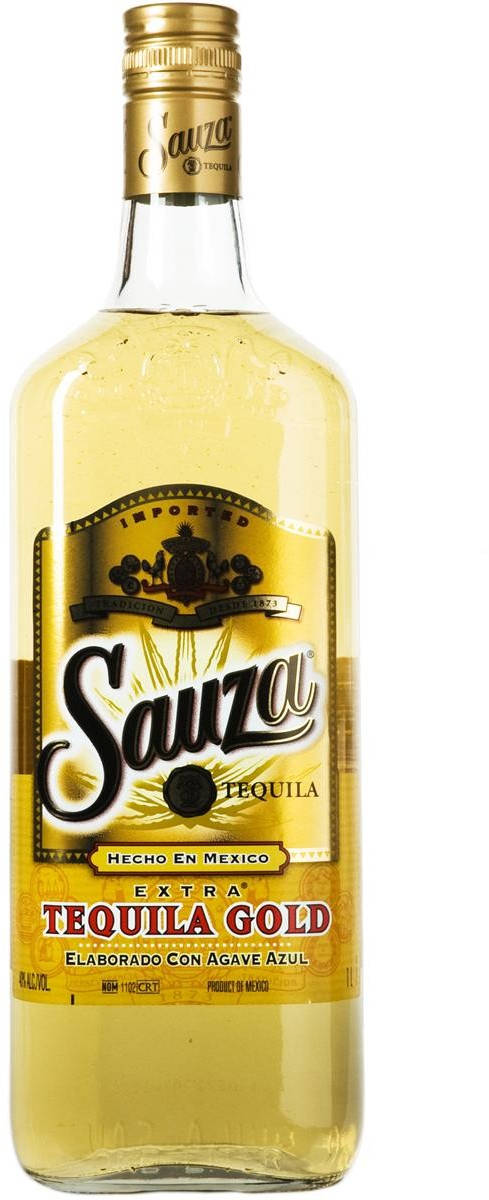 alcohol 桌布 壁紙 — 一個透明玻璃瓶的Sauza Extra Tequila Gold，內有金色液體，帶有華麗金色標籤，背景為白色。