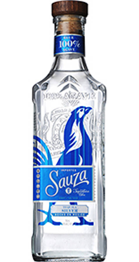 alcohol 桌布 壁紙 — 一個透明玻璃瓶的Sauza Tequila，帶有藍色標籤和鳥類設計，背景為白色。