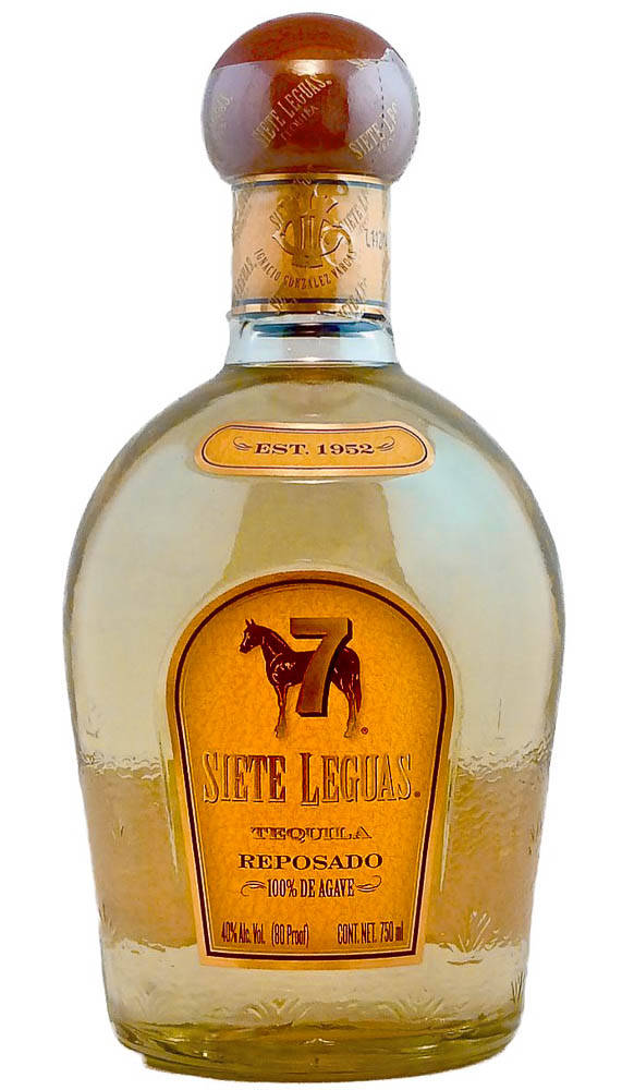 高清 桌布 壁紙 — 一個透明玻璃瓶的Siete Leguas Reposado龍舌蘭酒，帶有琥珀色液體和木塞，背景為白色。
