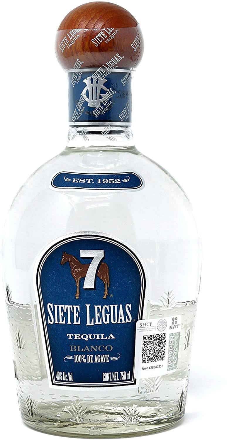 筆電 桌布 壁紙 — 一個透明玻璃瓶的Siete Leguas Blanco龍舌蘭酒，帶有木蓋和藍色標籤，上面有一匹馬和數字七。