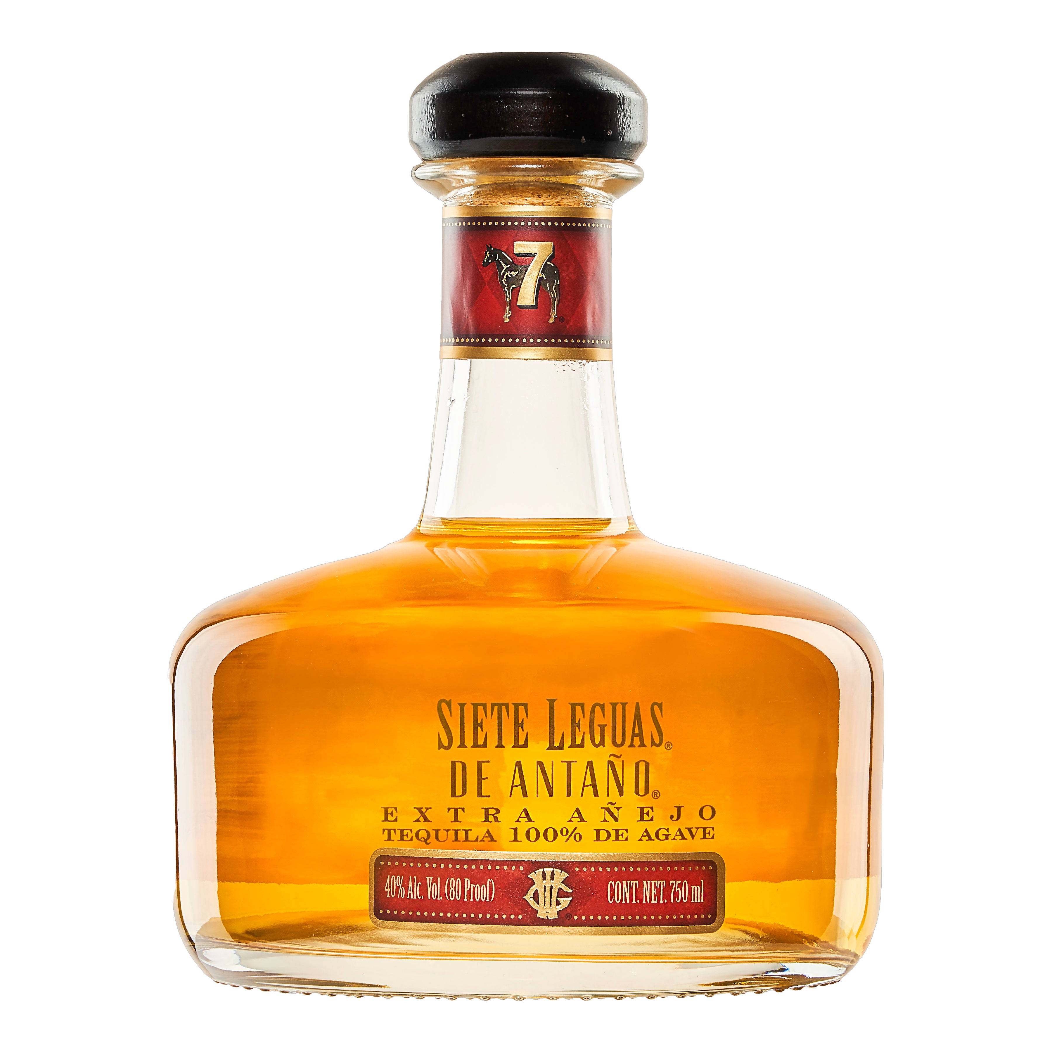 高解析度 桌布 壁紙 — 一個透明玻璃瓶的Siete Leguas de Antano Extra Añejo龍舌蘭酒，帶有琥珀色液體和紅色標籤，背景為白色。
