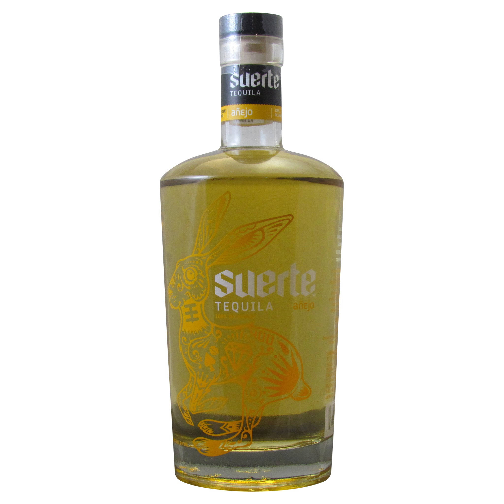 bottle 桌布 壁紙 — 一個透明玻璃瓶的Suerte Añejo龍舌蘭酒，內有金色液體，標籤上有華麗的兔子設計。