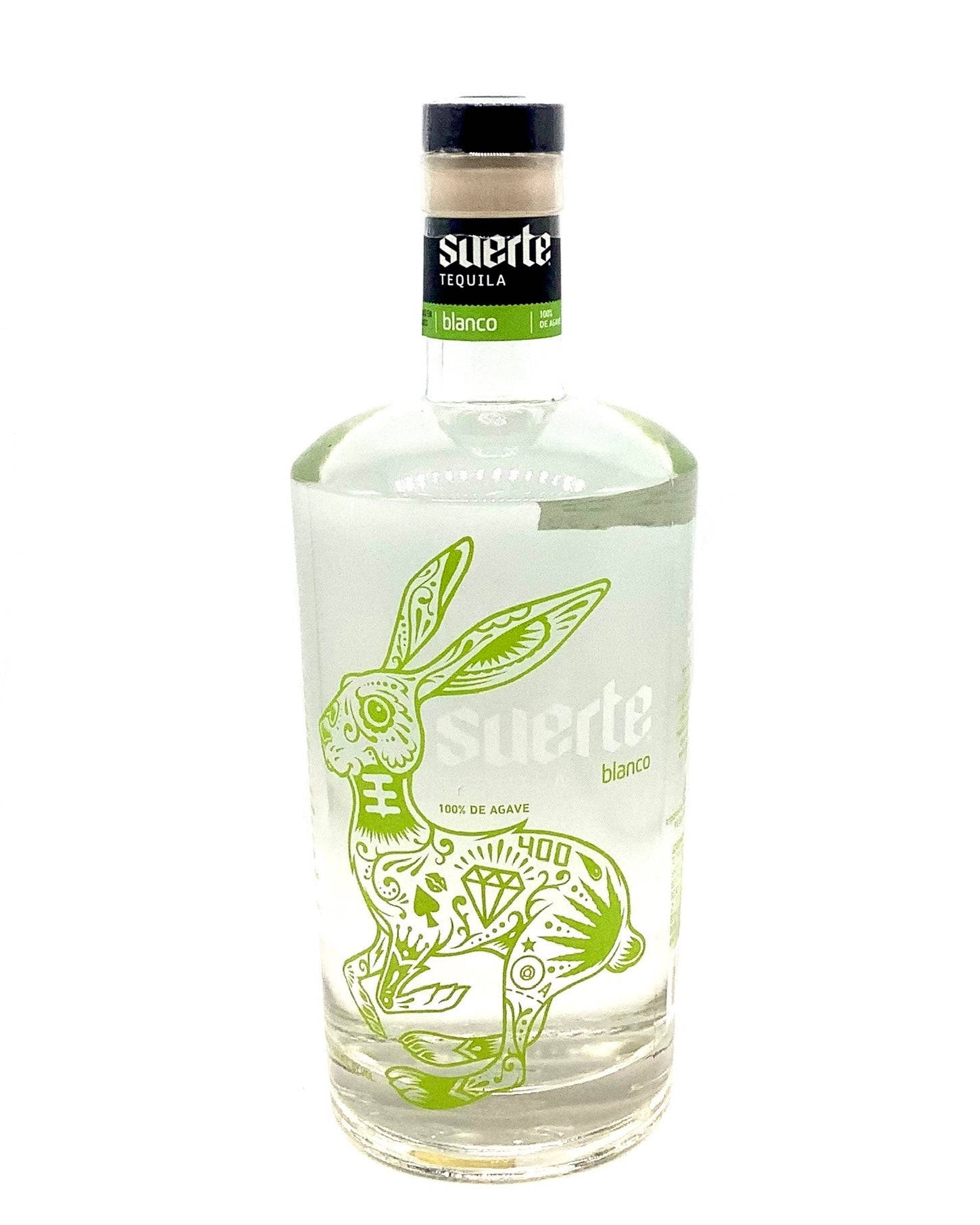 bottle 桌布 壁紙 — 一個透明玻璃瓶的Suerte Blanco龍舌蘭酒，在純白背景上有一個鮮豔的綠色裝飾兔子插圖。