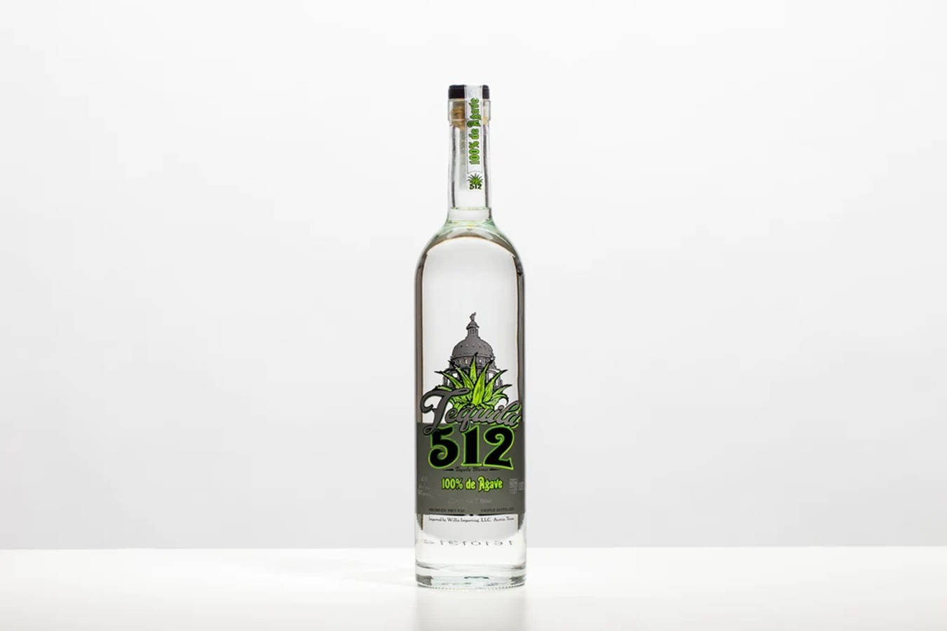 drinks 桌布 壁紙 — 一個透明玻璃瓶的Tequila 512，在簡約的攝影棚燈光下，置於純白色背景中央。