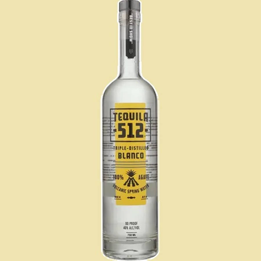 drinks 桌布 壁紙 — 一個透明玻璃瓶的Tequila 512 Blanco，居中放置在純淺黃色背景上。
