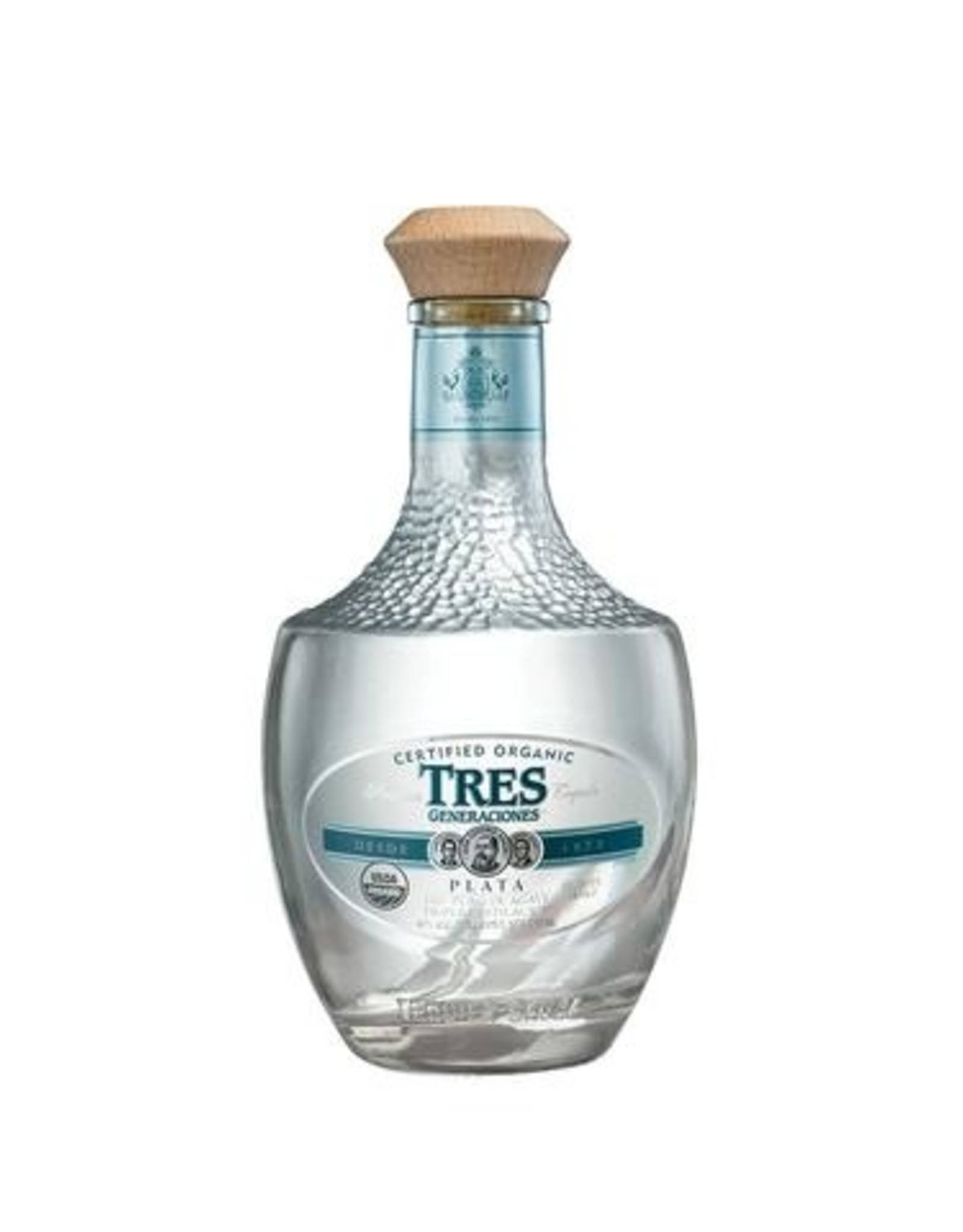 alcohol 桌布 壁紙 — 一個透明玻璃瓶的Tres Generaciones Peata龍舌蘭酒，帶有紋理瓶身和木蓋，背景為白色。