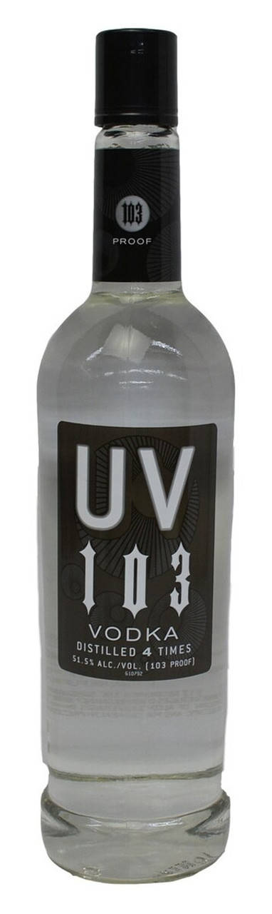 高清 桌布 壁紙 — 一個透明玻璃瓶的UV 103伏特加，帶有黑色標籤和瓶蓋，立在純白色背景前。