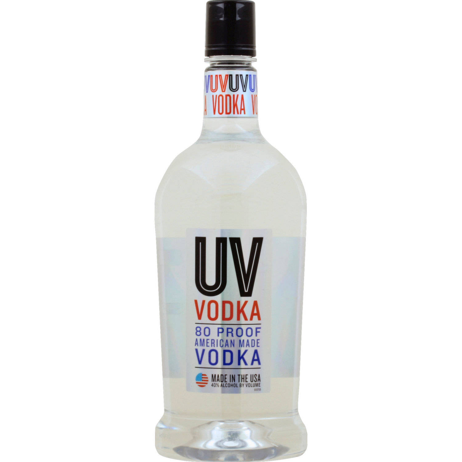 Drink 桌布 壁紙 — 一個透明玻璃瓶的UV伏特加，帶有醒目的黑色和紅色標籤，立在純白色背景前。