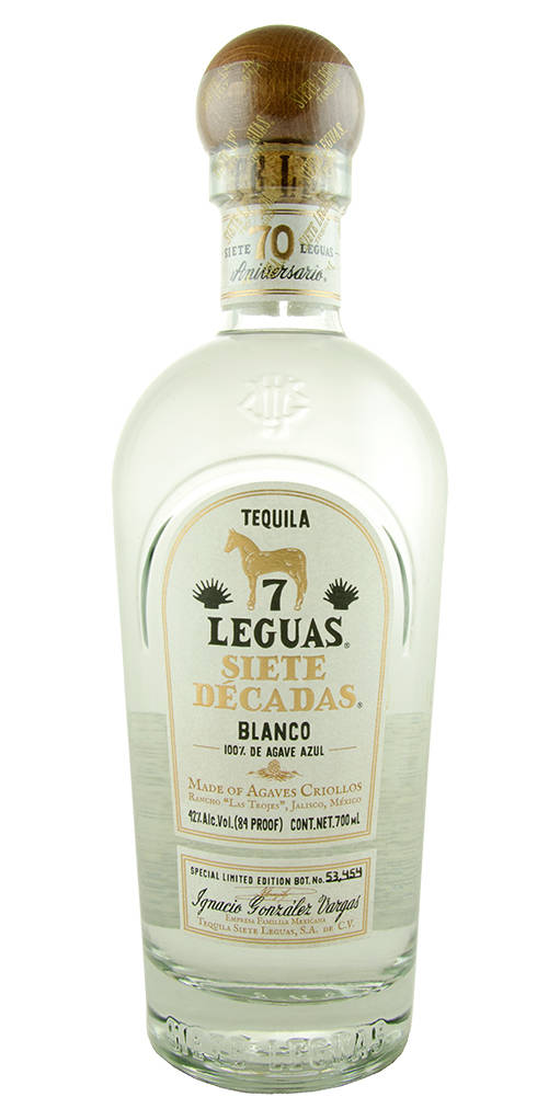 手機 桌布 壁紙 — 一個透明玻璃瓶裝7 Leguas Siete Decadas Blanco龍舌蘭酒，配有木蓋和金色標籤，背景為白色。