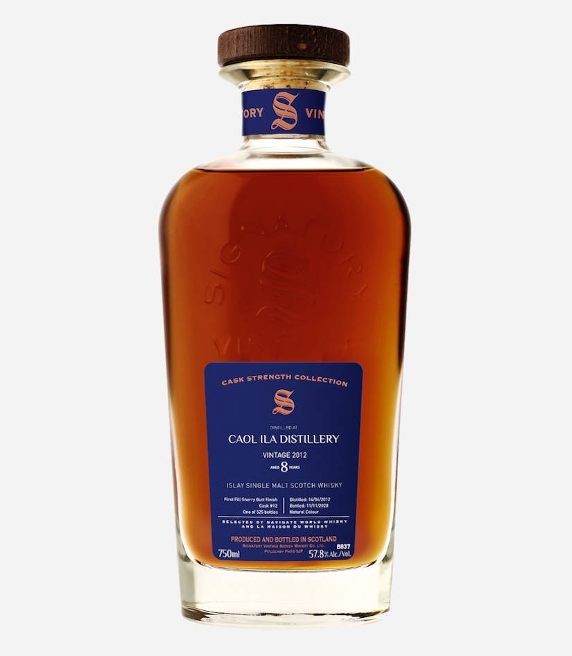 alcohol 桌布 壁紙 — 一個透明玻璃瓶裝Caol Ila Distillery Islay單一麥芽蘇格蘭威士忌，琥珀色液體和藍色標籤，背景為純白色。