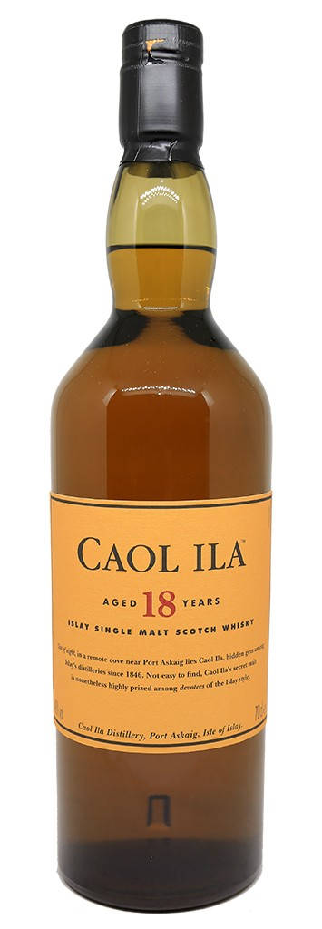alcohol 桌布 壁紙 — 一個透明玻璃瓶裝的Caol Ila 18年艾雷島單一麥芽蘇格蘭威士忌，琥珀色液體和黑色瓶蓋，白色背景。