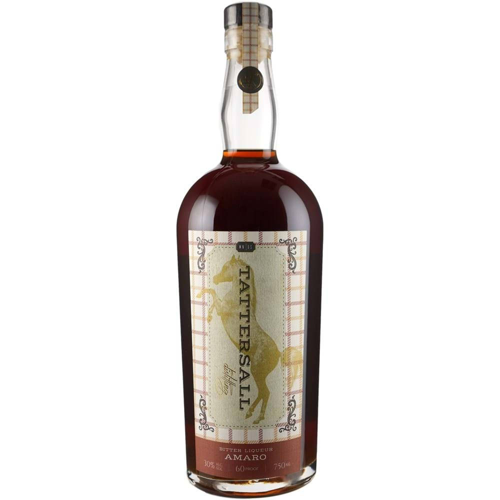 Drink 桌布 壁紙 — 一個透明玻璃瓶裝的Tattersall苦味利口酒amaro，帶有金色馬標籤和格子設計，背景為白色。