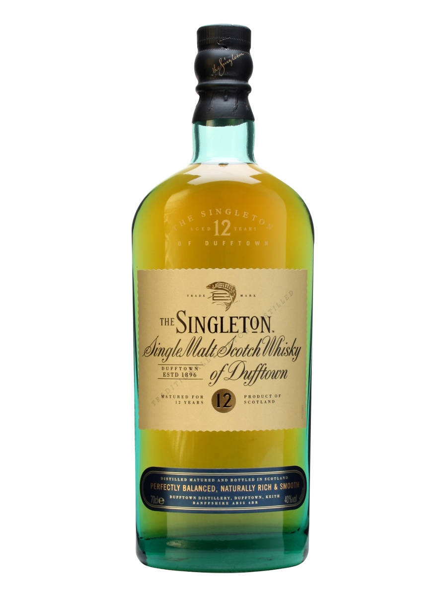 bottle 桌布 壁紙 — 一個透明玻璃瓶裝的The Singleton 12年單一麥芽蘇格蘭威士忌，金色液體搭配奶油色標籤，白色背景。