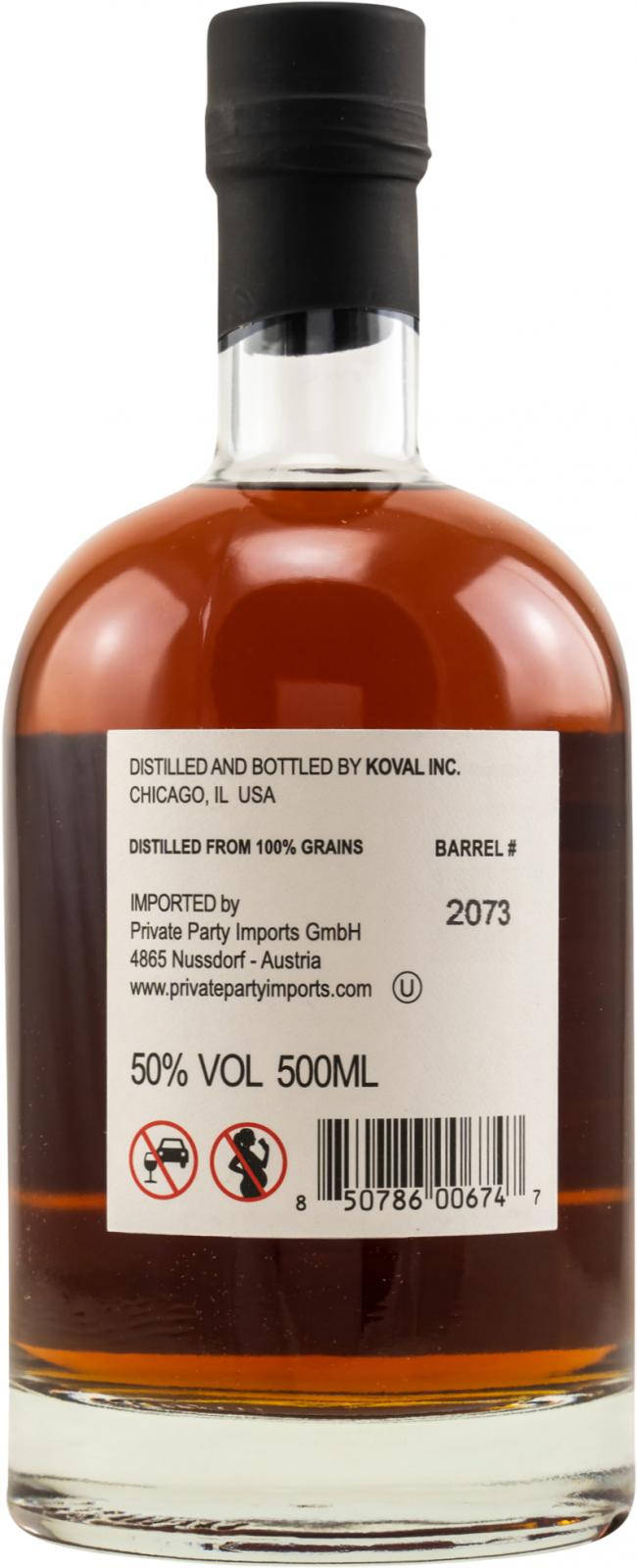 drinks 桌布 壁紙 — 一個透明玻璃瓶裝著琥珀色威士忌，白色標籤上顯示蒸餾廠詳細資料和條碼，背景為純白色。