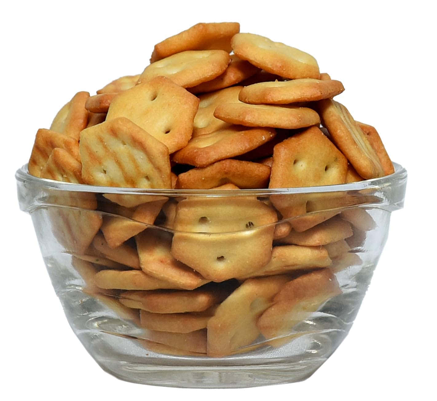 crackers 桌布 壁紙 — 一個透明玻璃碗裝滿金黃色的鹽餅，襯托在純白背景上。