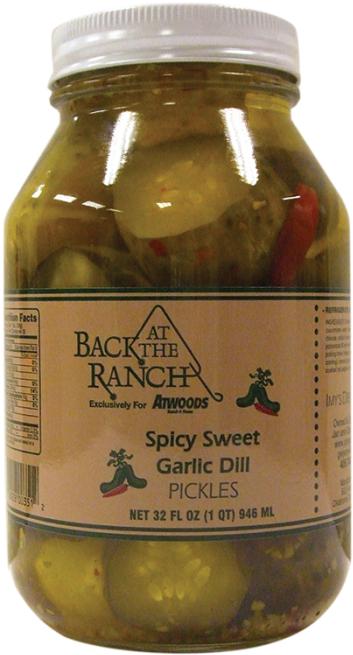 Pickle 桌布 壁紙 — 一個透明玻璃罐，裝滿了辛辣甜蒜蒔蘿泡菜和紅辣椒，在明亮的螢光燈下。