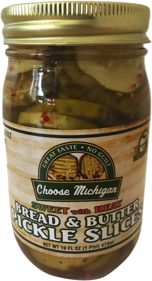 Pickle 桌布 壁紙 — 一個透明玻璃罐，裝滿甜辣麵包奶油醃黃瓜片，浸泡在含有紅辣椒片的鹽水中。